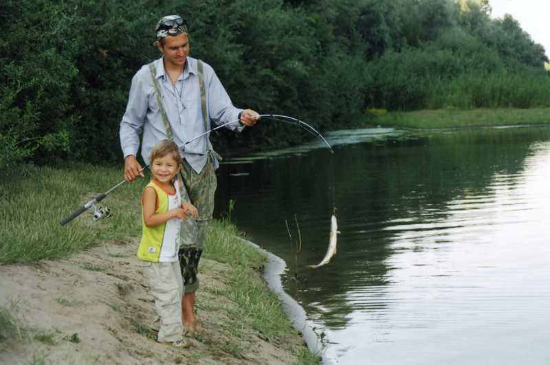 Сын ловит рыбу. Рыбалка с папой. Дети на рыбалке. Рыбак для детей. Папа и сын рыбачат.