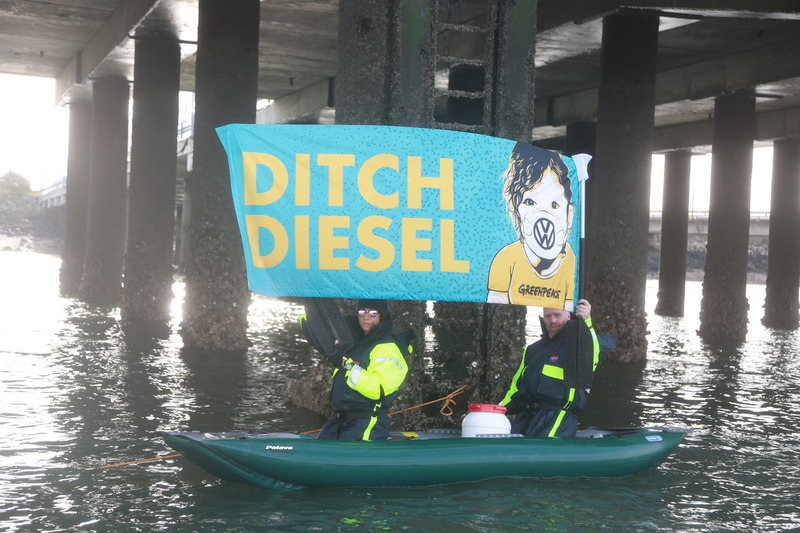 Dieselgate: Greenpeace blocca un nave diretta in Gran Bretagna carica di auto Volkswagen (FOTOGLLERY) - Greenreport: economia ecologica e sviluppo sostenibile