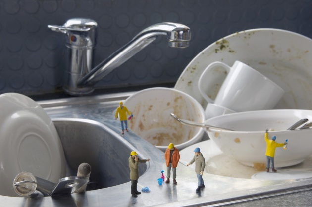 A mano o in lavastoviglie? Qual è il modo più efficiente di lavare i piatti? - Focus.it