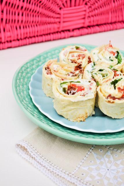 Caprese Pinwheel Sandwiches - A Speedy Lunch - Tinned Tomatoes
