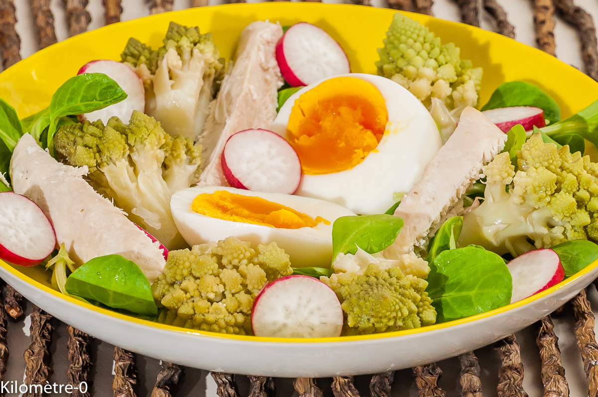 Salade de chou romanesco, poulet, oeuf et radis | Kilometre-0.fr