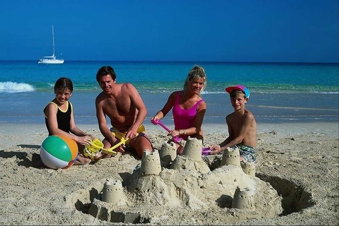 Краснодарский детям куда поехать. Семейный отдых на пляже. На отдыхе люди с детьми. Люди летом на отдыхе. Семейная фотография на отдыхе.
