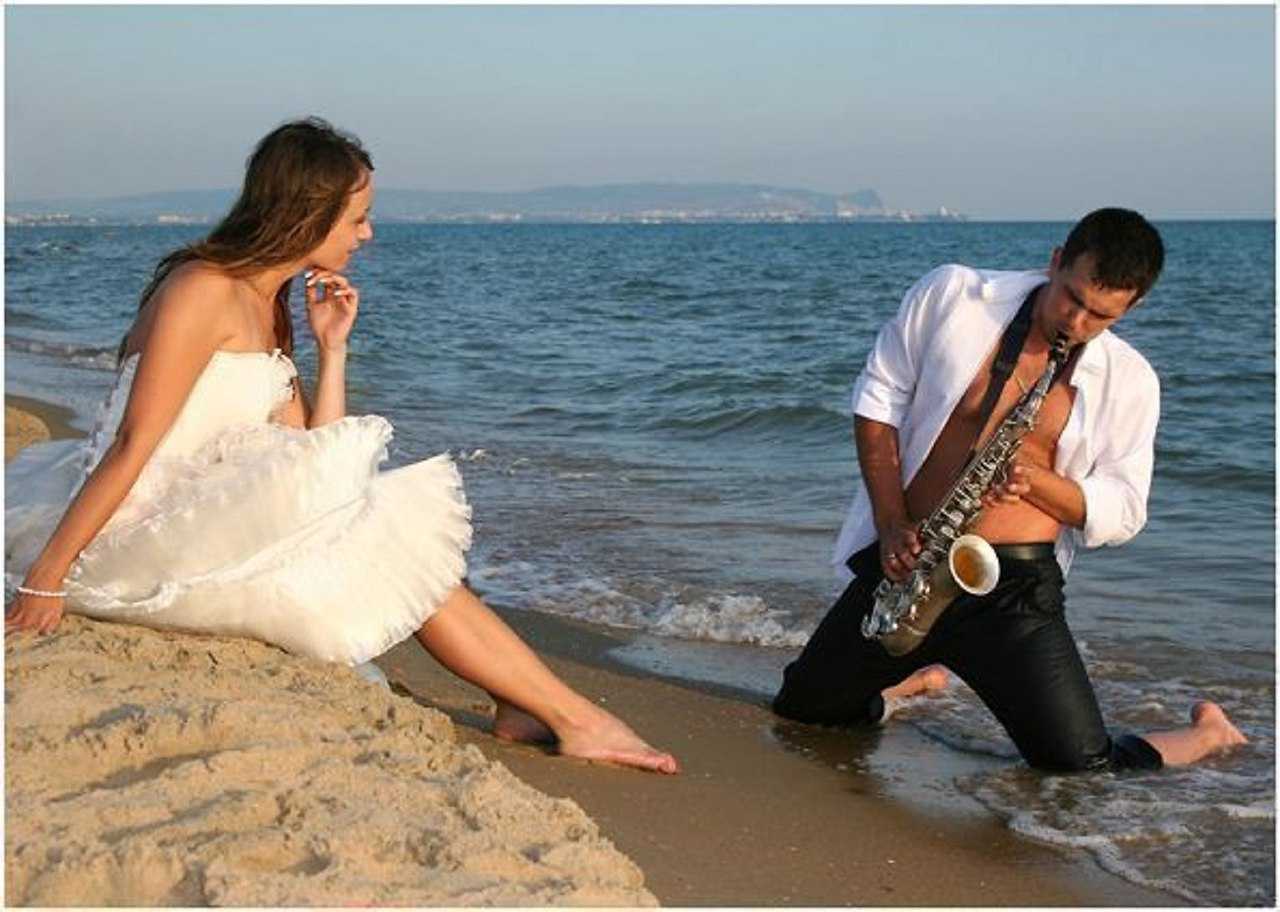 Медленные песни поет мужчина. Саксофон и море. Девушка с гитарой у моря. Романтичный саксофон. Фотосессия романтика с гитарой.