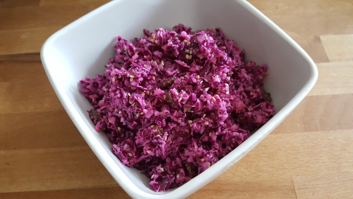 Salade de chou rouge pommes raisins et sésame  - Les recettes sympatoches