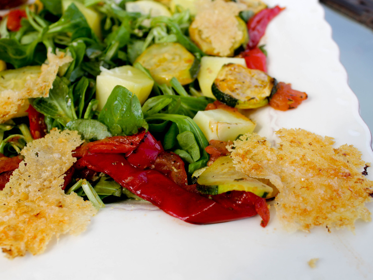 Salade à l'huile au basilic et tuiles de pecorino - La gourmandise de Violette