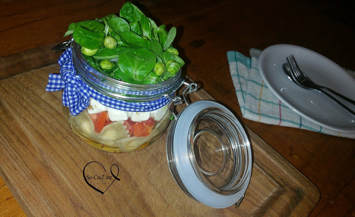 Salade Jar : farfalles tomate-basilic mâche et féta agrémentée de petits pois-wasabi - So-CuiZine