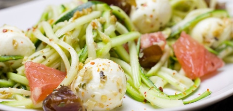 Salade légère de courgette au pamplemousse et mozzarella