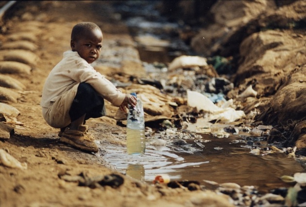 Due miliardi di persone bevono acqua contaminata - Focus.it