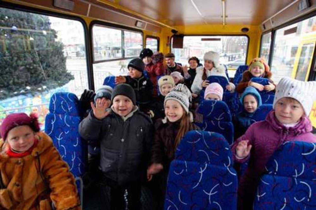Будут ездить туда. Дети в автобусе на экскурсии. Экскурсии для школьников. Школьные экскурсии автобусные. Школьная экскурсия.
