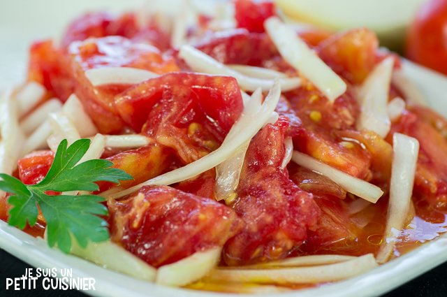 Recette de salade de tomates à l’oignon doux