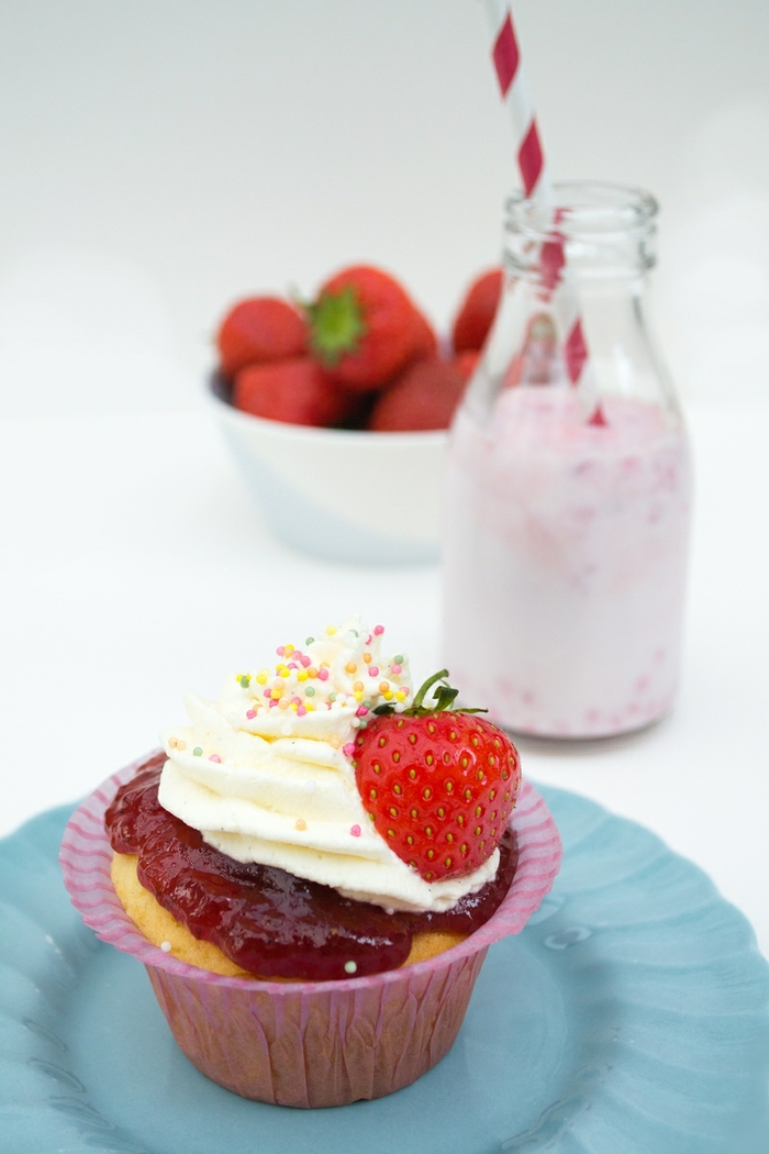 Old-Fashioned Strawberry and Vanilla Fairy Cakes with Sprinkles - Tinned Tomatoes