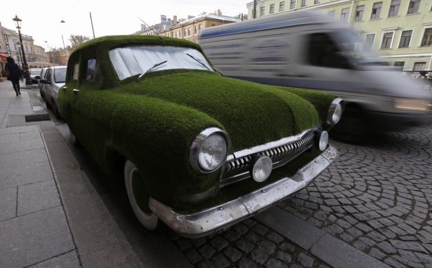 L'auto verde ricoperta d'erba - Focus.it