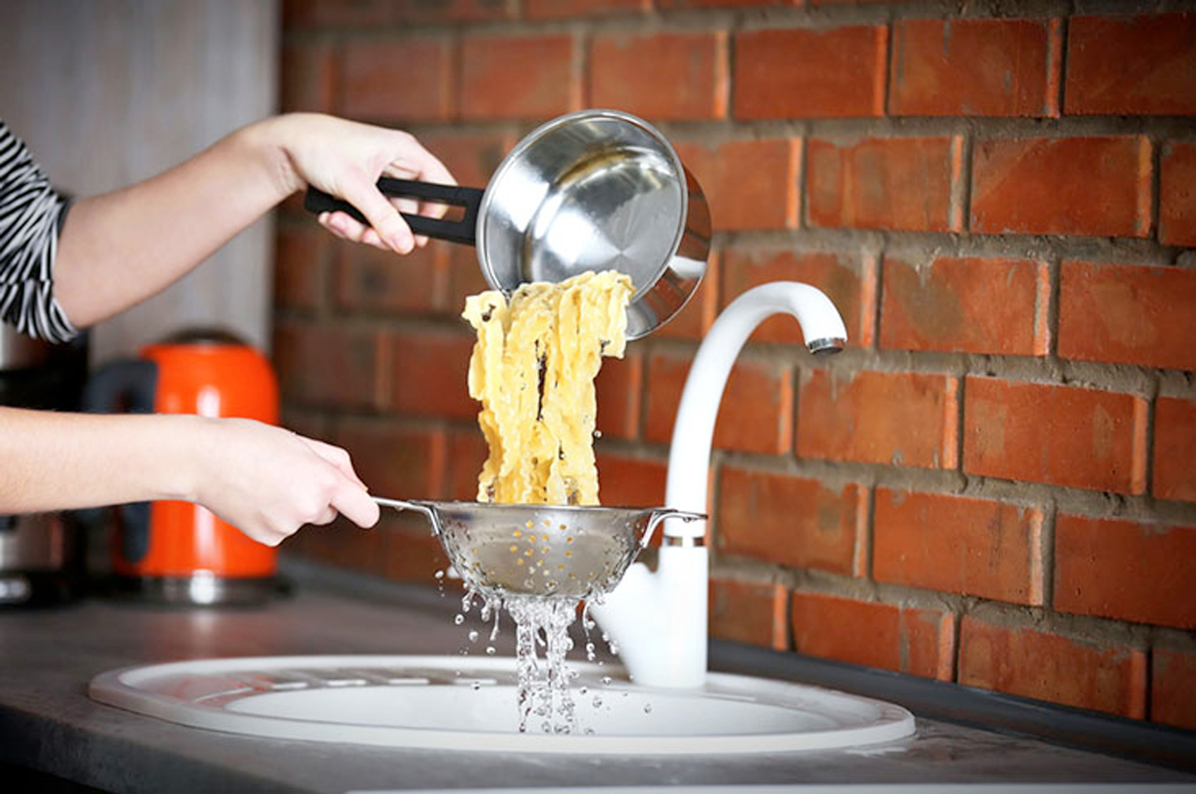 Idee per riutilizzare l'acqua di cottura della pasta - Fatti di Bio