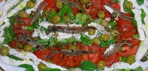 Salade méditerranéenne aux tomates, mache et mozzarella