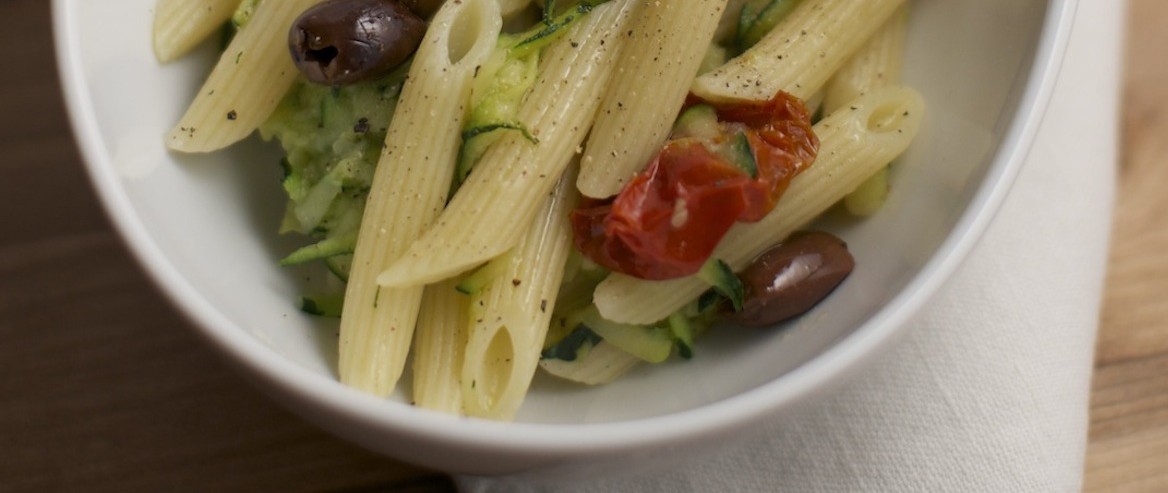 Pasta del venerdì - zucchine e sapori mediterranei - Cheap and Chop