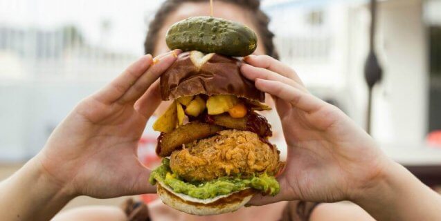 Esta grandiosa hamburguesa vegana apilada lleva una empanada de ‘pollo’ frito rellena con jalapeños. | Blog | PETA Latino