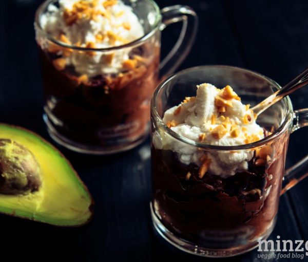 Avocado-Schoko-Pudding mit Kokossahne | minzgrün