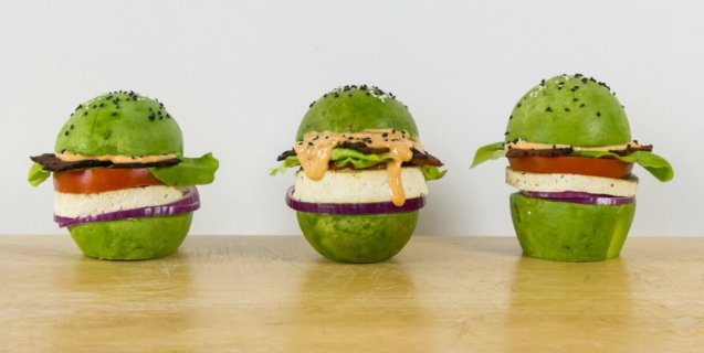 Low-Carb Vegan Breakfast Burger Idea: Use Avocado Instead of Buns | Blog | PETA Latino