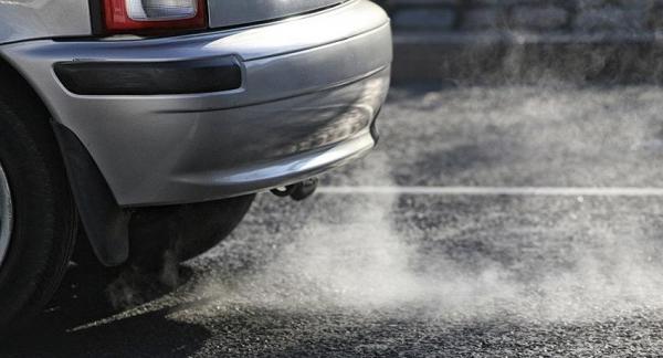 ¿Qué tipo de polución emite el tubo de escape de un coche?