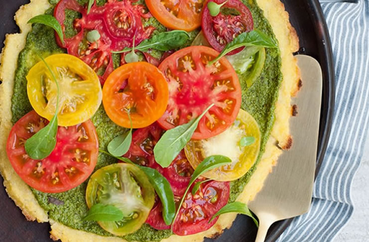 Pizza vegana con pesto y tomate - Espacio Culinario