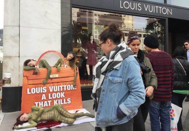 La acera se pone roja enfrente a la tienda de Louis Vuitton en San Francisco | Blog | PETA Latino