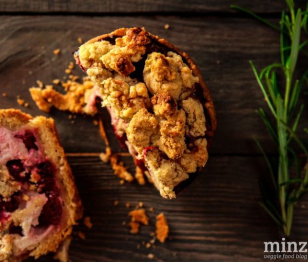 Sauerkirsch-Quark Muffins mit Rosmarinstreuseln | minzgrün