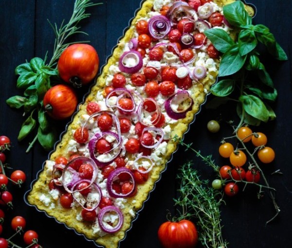 Kräuterpolenta-Tarte mit Tomaten und Feta | minzgrün
