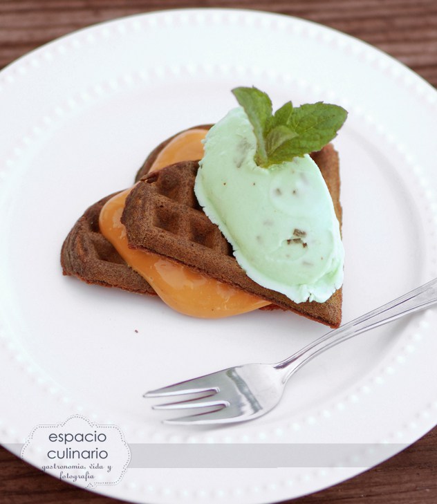 Waffles de Chocolate con Manjar Menta - Espacio Culinario