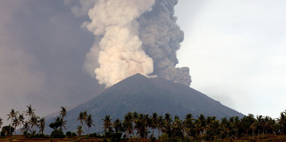 Ein Vulkan auf Bali droht auszubrechen: 100.000 müssen evakuiert werden - taz.de