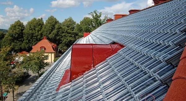 Cómo son las tejas solares de vidrio - EcologíaVerde