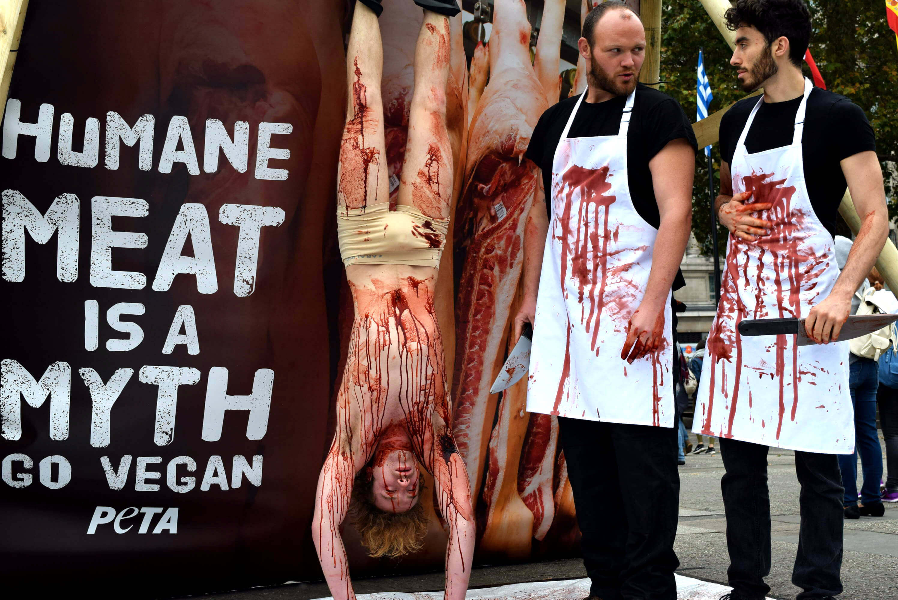 PHOTOS: Open-Air ‘Slaughterhouse’ in Central London Marks World Vegan Day | Blog | PETA Latino