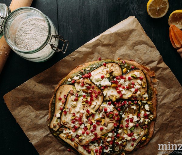 Pizza mit Auberginen, Feta & Granatapfelkernen | minzgrün