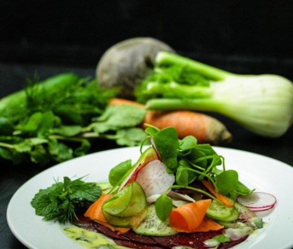 Gemüse-Carpaccio an Dill-Minz Dressing | minzgrün