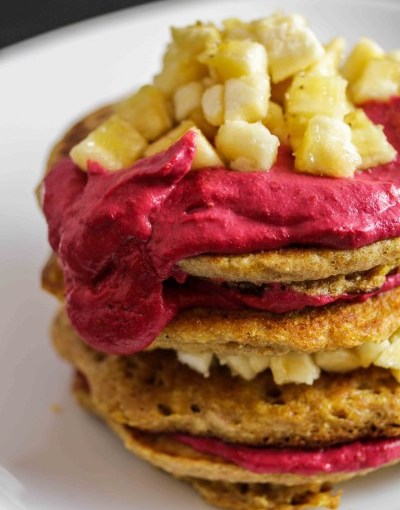 Vegane Pancakes - mit Himbeersauce und Bananenfüllung