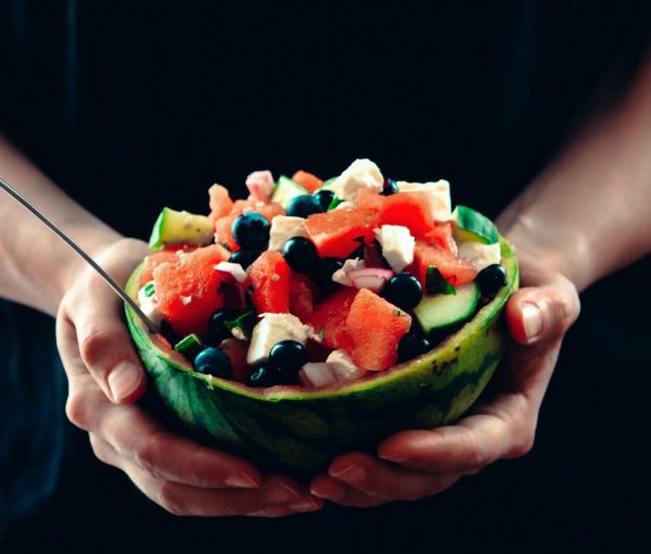 Wassermelone-Feta-Salat mit Heidelbeeren und Minze | minzgrün