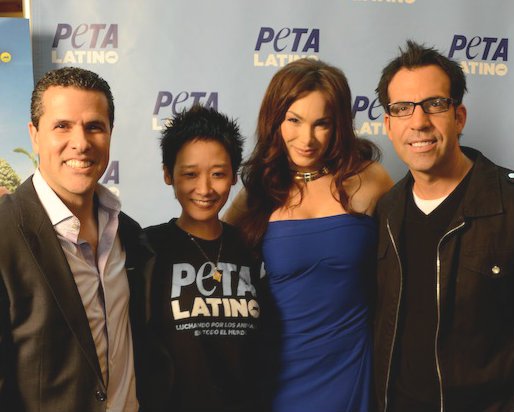 ¡Las estrellas salen para PETA Latino! | Blog | PETA Latino