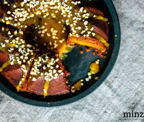 Kürbis-Marmorkuchen mit Orangenguss (vegan) | minzgrün