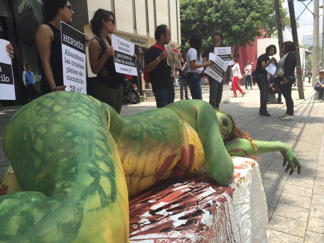 A Woman in Bodypaint Surprised Shoppers in Mexico | Blog | PETA Latino