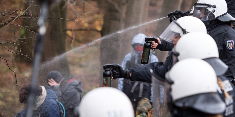 Proteste im Hambacher Forst: Sprühte die Polizei ohne Anlass? - taz.de