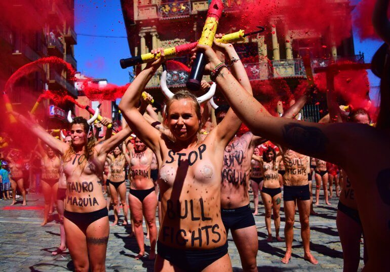PETA Activists Fill Sky With ‘Blood’ to Protest Torture of Bulls in Pamplona | Blog | PETA Latino