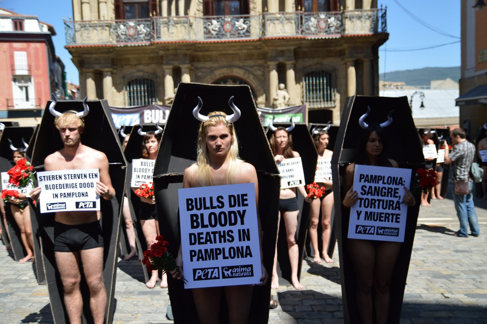 Manifestantes internacionales contra la antigua masacre en Pamplona | Blog | PETA Latino